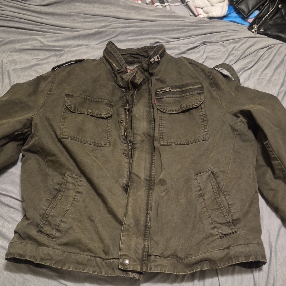 Levi's Green Military Field Jacket with Classic Collared Design